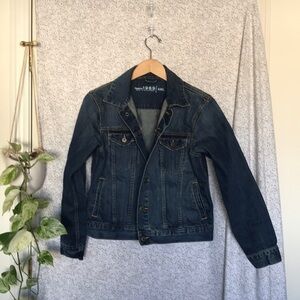 Gap jean jacket with pockets